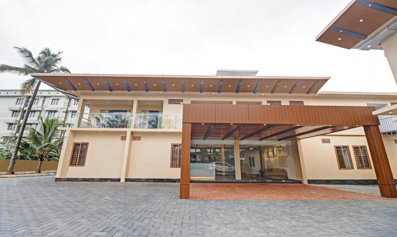Treebo Grand Vistara Airport Suites Kochi Bagian luar foto