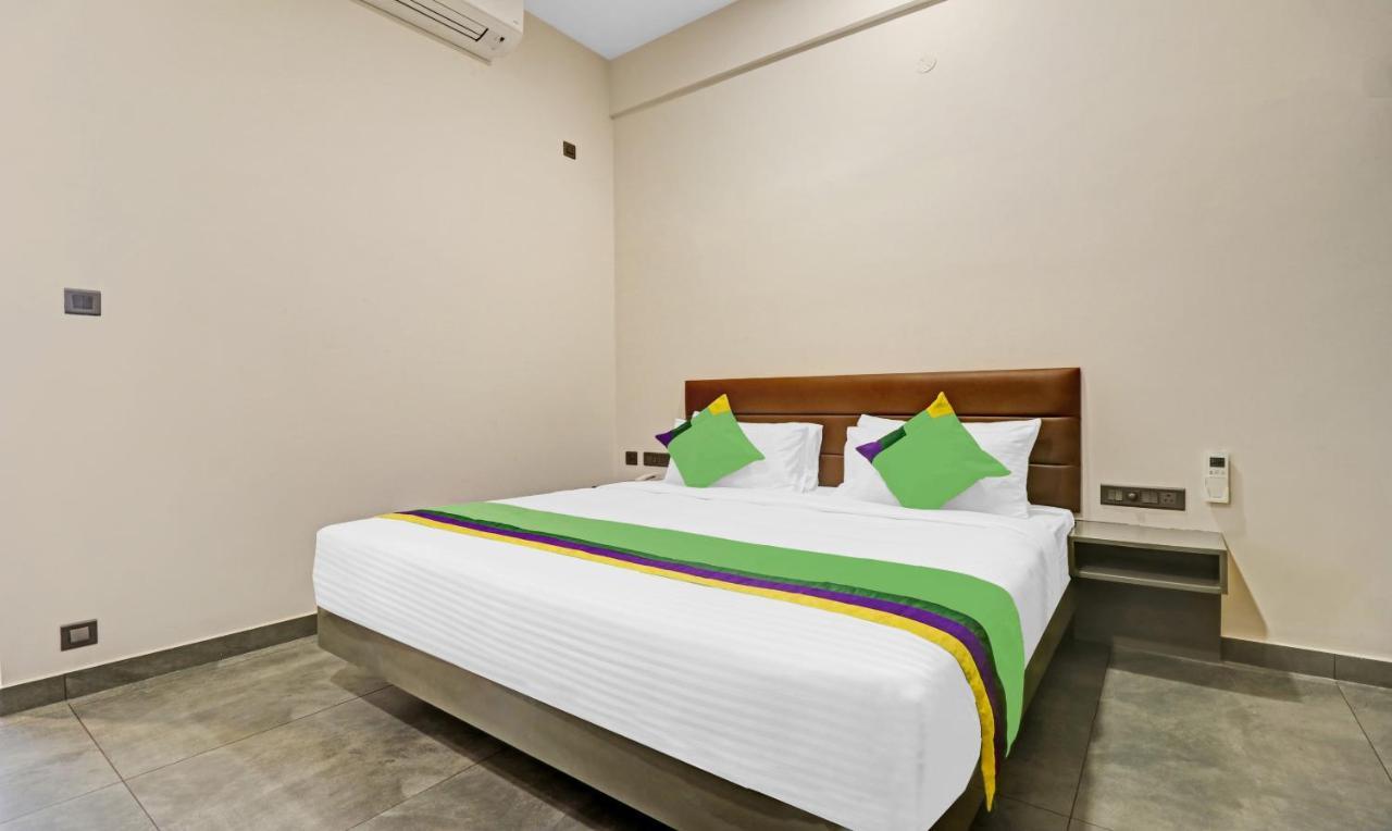 Treebo Grand Vistara Airport Suites Kochi Bagian luar foto
