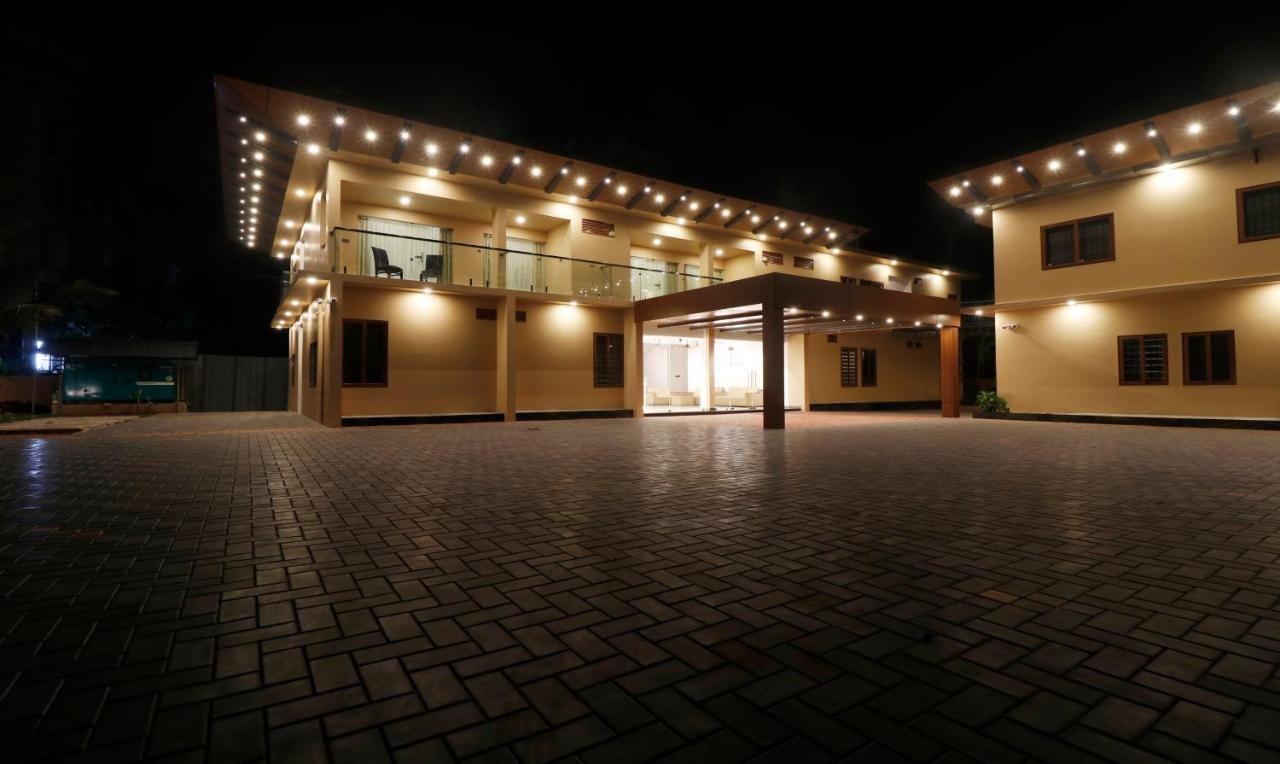 Treebo Grand Vistara Airport Suites Kochi Bagian luar foto