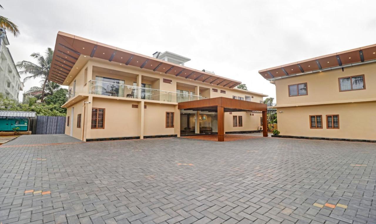 Treebo Grand Vistara Airport Suites Kochi Bagian luar foto